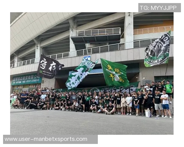 国安足协杯冠军献给已逝球迷杨雪金色座椅与奖杯共同见证感动时刻